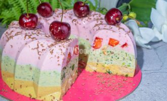 Творожно-банановый торт с клубникой без выпечки