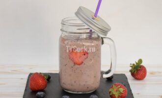 Смузи с черникой, клубникой и бананами