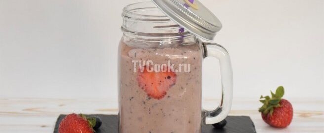 Смузи с черникой, клубникой и бананами