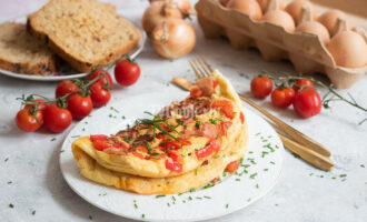 Омлет с ветчиной и овощами