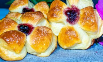 Сдобные булочки с творогом и джемом