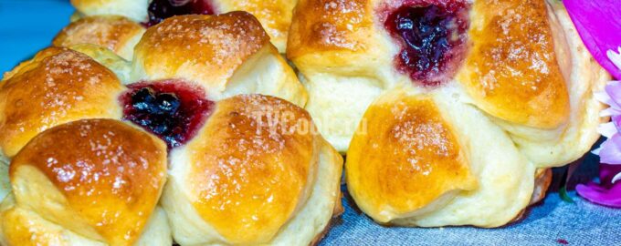Сдобные булочки с творогом и джемом