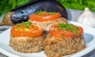 Котлеты из мясного фарша с баклажанами