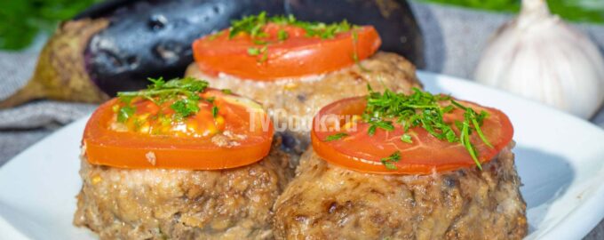 Котлеты из мясного фарша с баклажанами