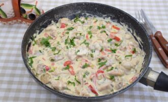 Курица в сливочно-сырном соусе с грибами