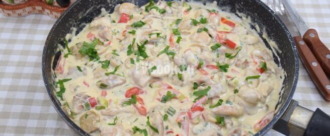 Курица в сливочно-сырном соусе с грибами