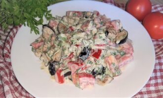 Салат с баклажанами, помидорами и огурцами