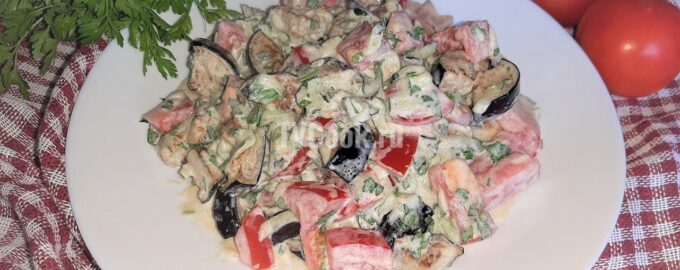Салат с баклажанами, помидорами и огурцами