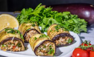 Закусочные баклажанные рулетики с фаршем и рисом