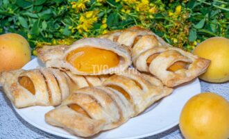 Слоеные булочки с сахаром и абрикосами
