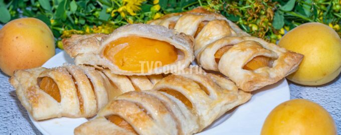 Слоеные булочки с сахаром и абрикосами