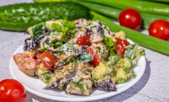 Овощной салат с баклажанами и зеленью