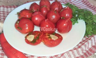 Малосольные помидоры, фаршированные зеленью, чесноком и перцем чили