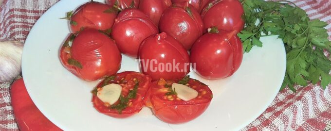 Малосольные помидоры, фаршированные зеленью, чесноком и перцем чили