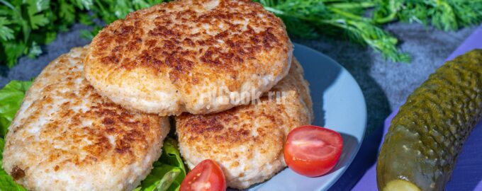 Котлеты из куриного фарша с луком и картофелем
