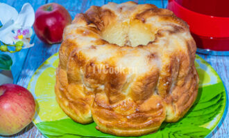 Сладкий яблочный пирог с корицей