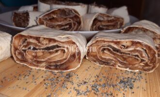 Рулет из лаваша с яблоком, корицей и маком