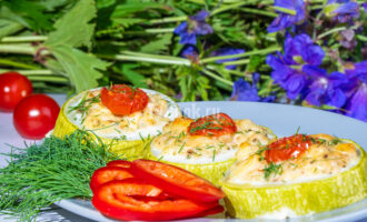 Фаршированные кабачки с курицей и сыром в духовке