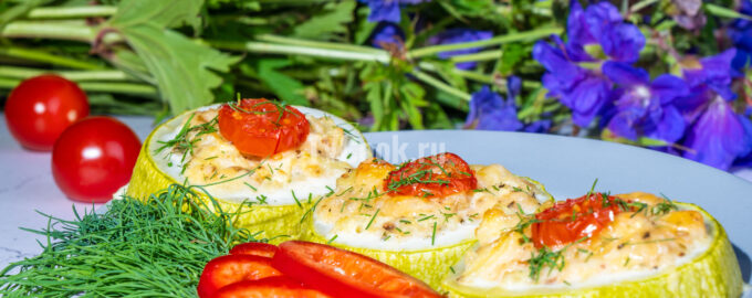 Фаршированные кабачки с курицей и сыром в духовке