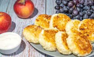 Быстрые сырники из творога с яблоками