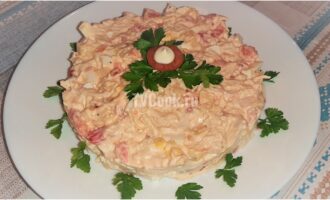 Салат с куриным филе, помидорами и сыром