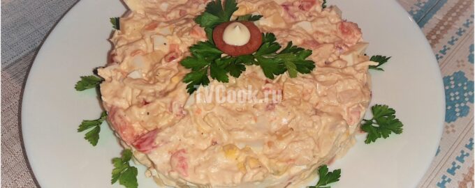 Салат с куриным филе, помидорами и сыром