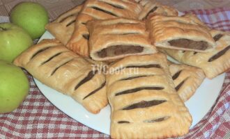 Слойки с яблоками и корицей из готового слоеного теста