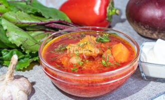 Борщ с говядиной и овощами классический.