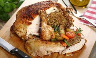 Фаршированная курица в духовке целиком