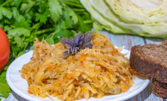 Тушеная капуста с морковью и репчатым луком