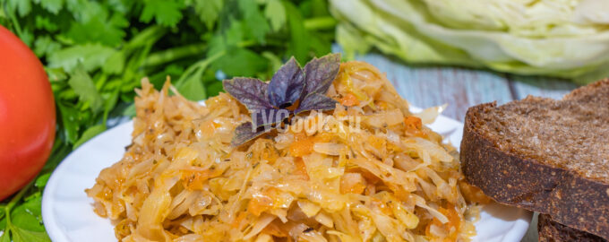 Тушеная капуста с морковью и репчатым луком