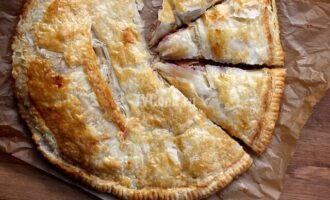 Пирог с ветчиной и сыром из слоеного теста