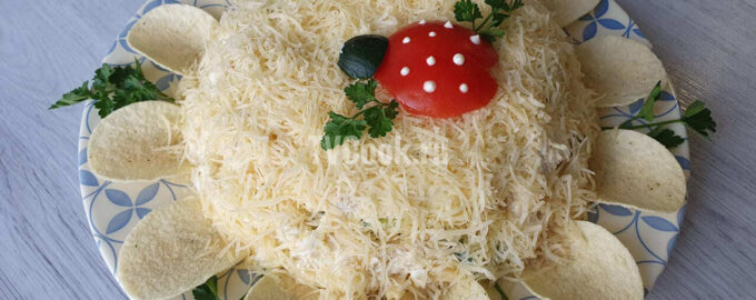 Салат с куриной грудкой и сыром