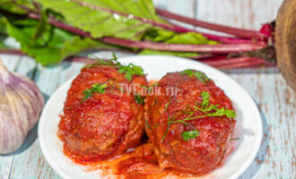 Мясные котлеты со свеклой и репчатым луком