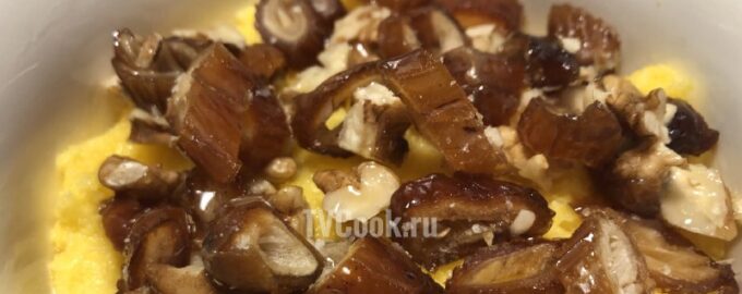 Каша из поленты с финиками орешками и медом
