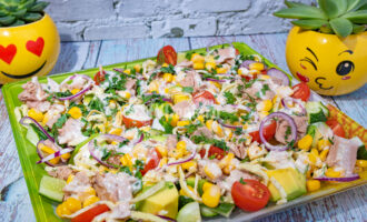 Салат с консервированным тунцом кукурузой и авокадо