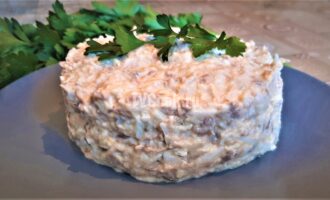 Салат из консервированного лосося, сыра и яиц