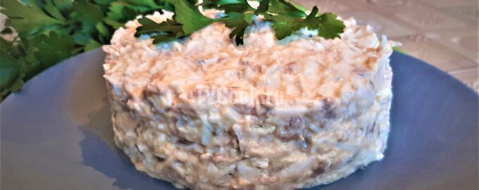 Салат из консервированного лосося, сыра и яиц