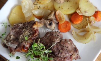 Cвинина в духовке с грибами и картофелем