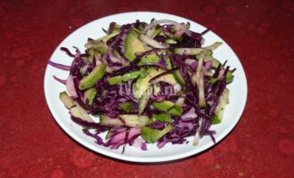Салат с авокадо и краснокочанной капустой