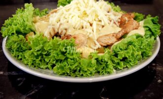 Салат с креветками и курицей
