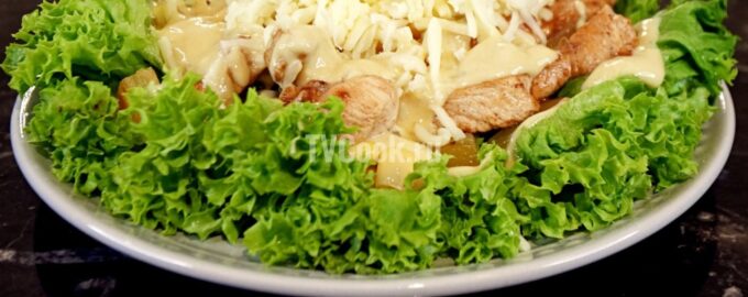 Салат с креветками и курицей