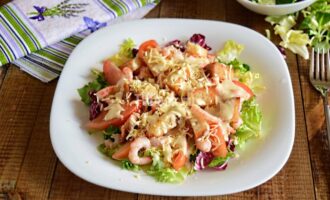 Классический салат Цезарь с креветками