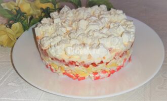 Слоеный салат с крабовыми палочками, помидорами и сыром фета