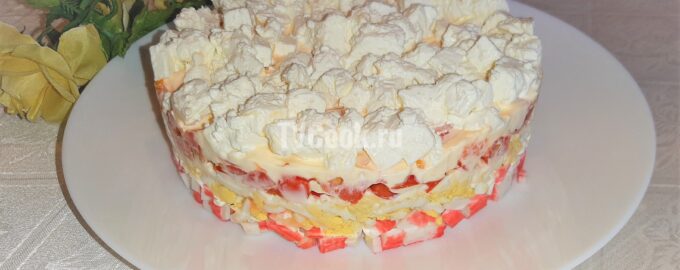 Слоеный салат с крабовыми палочками, помидорами и сыром фета