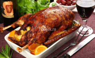 Гусь, фаршированный яблоками
