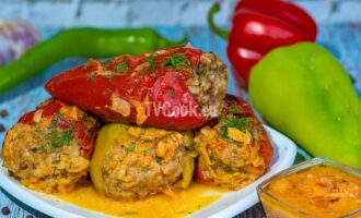Фаршированные мясным фаршем перцы под соусом в духовке