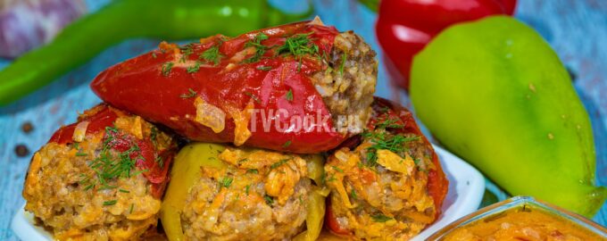 Фаршированные мясным фаршем перцы под соусом в духовке