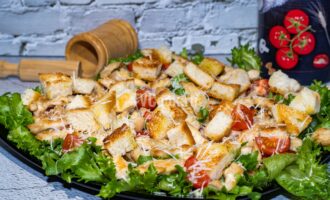Салат Цезарь с обжаренной курицей праздничный