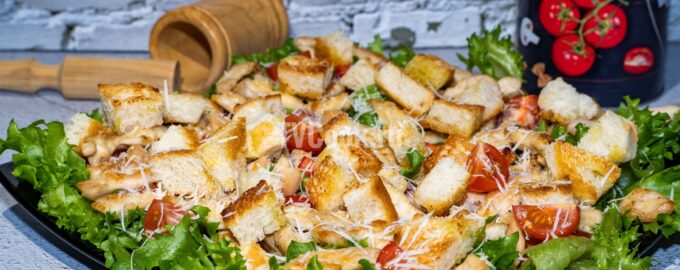 Салат Цезарь с обжаренной курицей праздничный